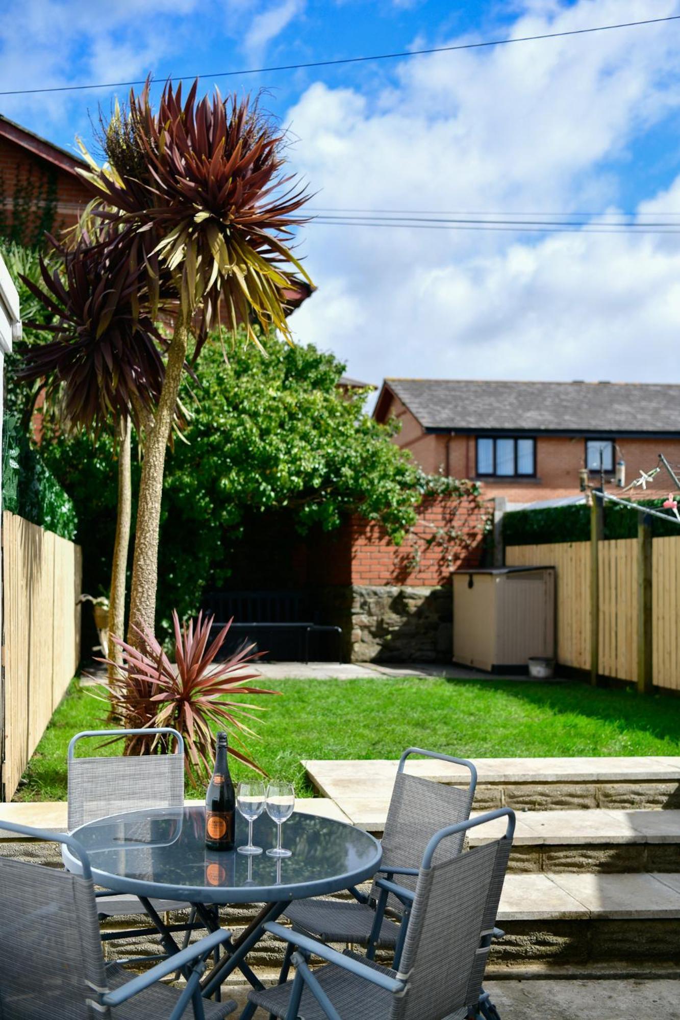 Free Parking - Heart Of The City - Superb Townhouse & Garden - Peaceful Area But Only 5Min Walk To Beach, Shops, Bars, Arena, Marina, Parks Swansea Zewnętrze zdjęcie